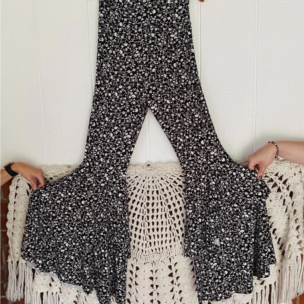 KB buttery soft black flower bells!!! Xs/S ~ Such a vibe!!! ✌🏽🤩🖤🤍